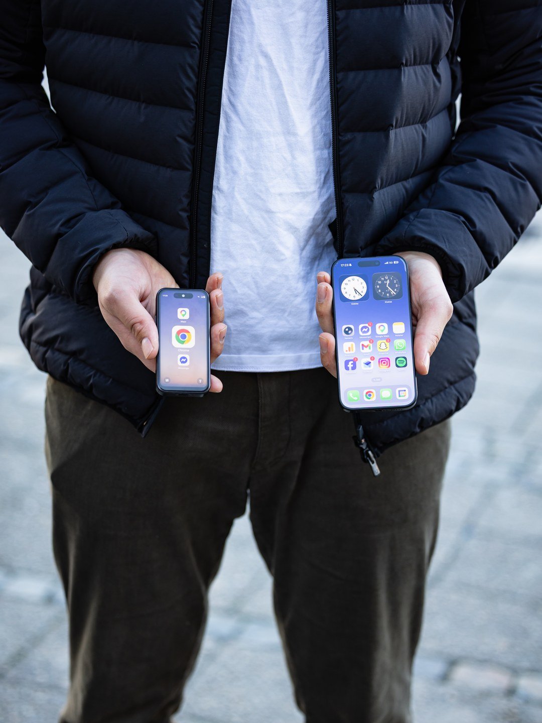 Två telefoner i händerna — en vanlig telefon full av appnotiser, bredvid en AEROS Juno med lugn, ren skärm utan notiser.