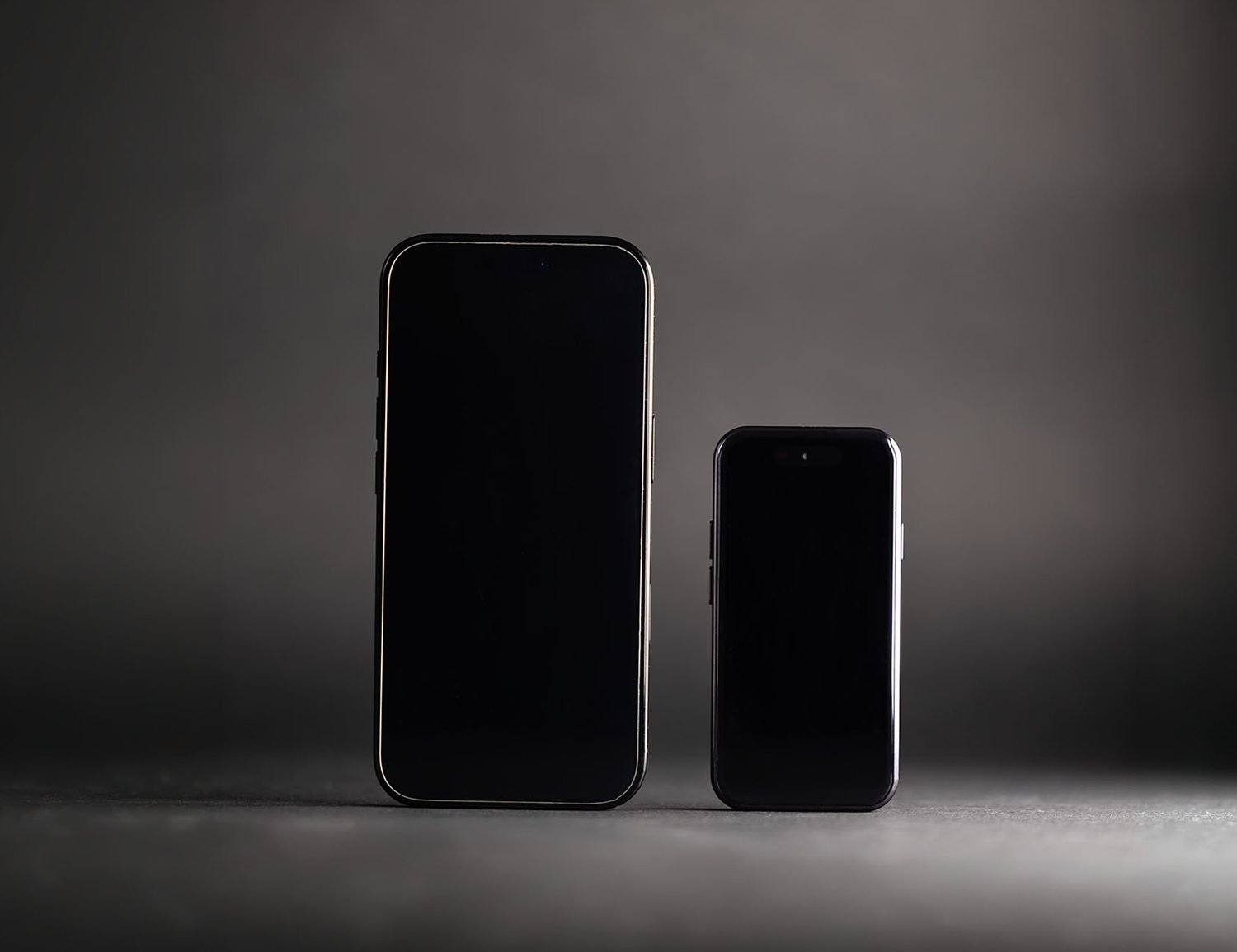 AEROS Juno bredvid en vanlig stor telefon